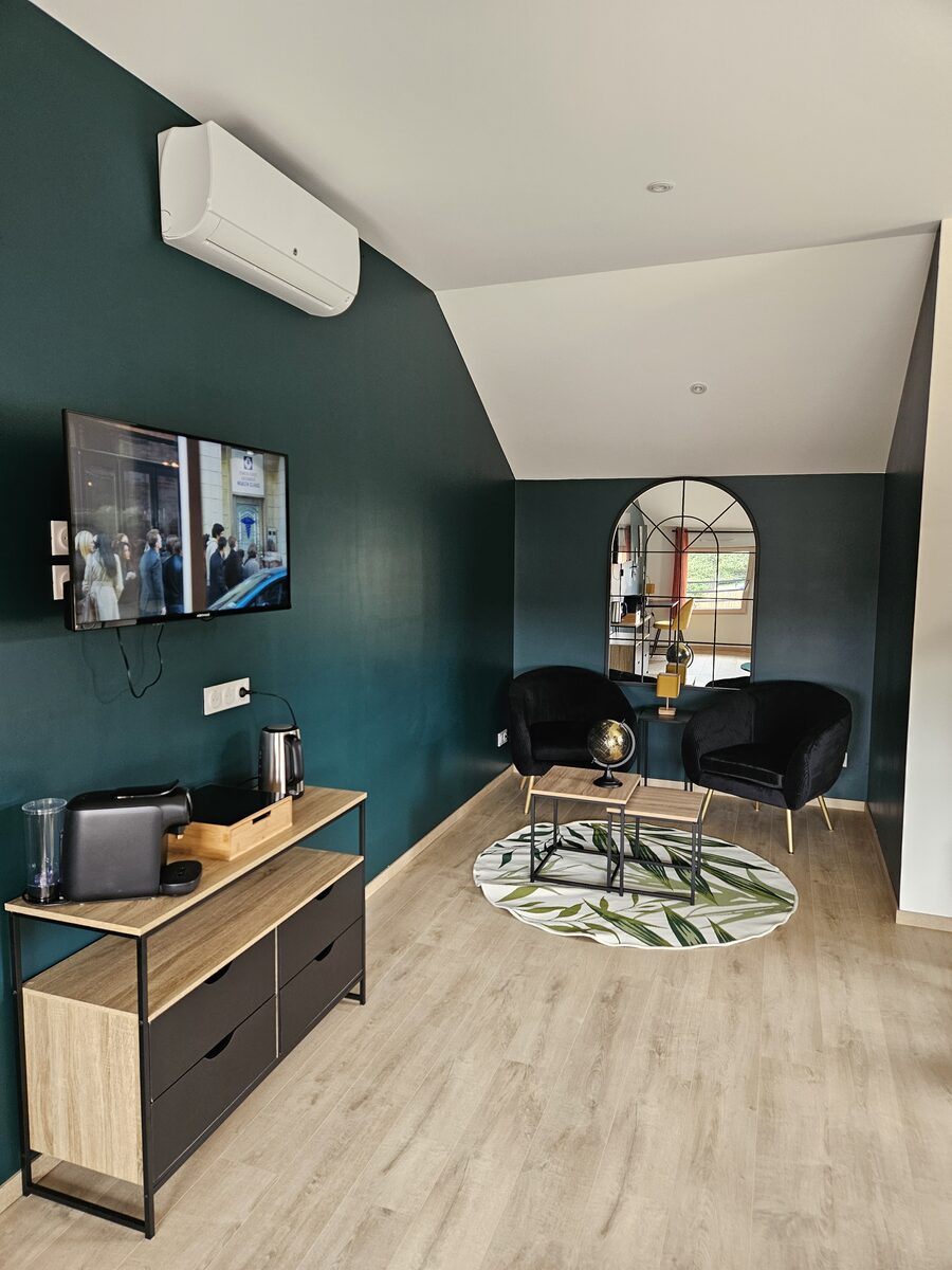 Espace bureau et télévision de la chambre Maine